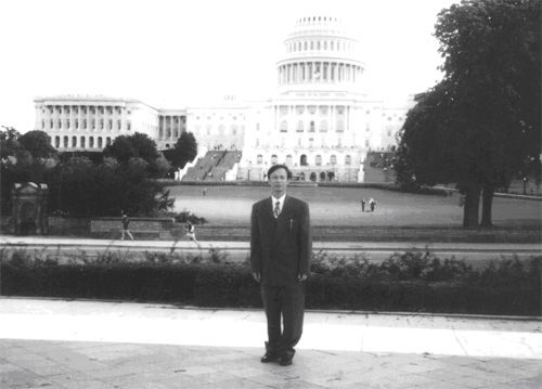 Tác giả trước trụ sở Quốc hội Mỹ, tháng 10-1994